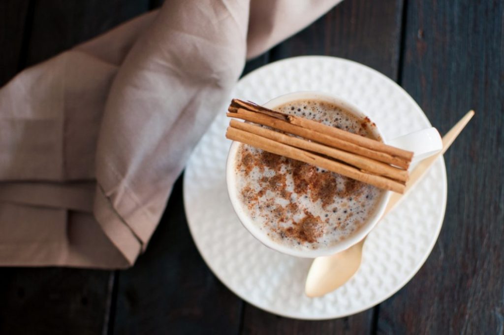 Por qué beber café con canela Cafeceros